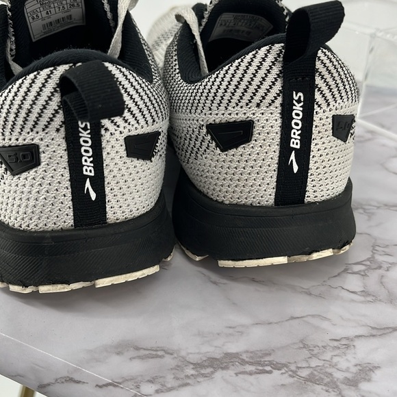 BROOKS REVEL 5 Running Shoes 9.5 Black White Comfy Active Casual Walking - Picture 4 of 8
